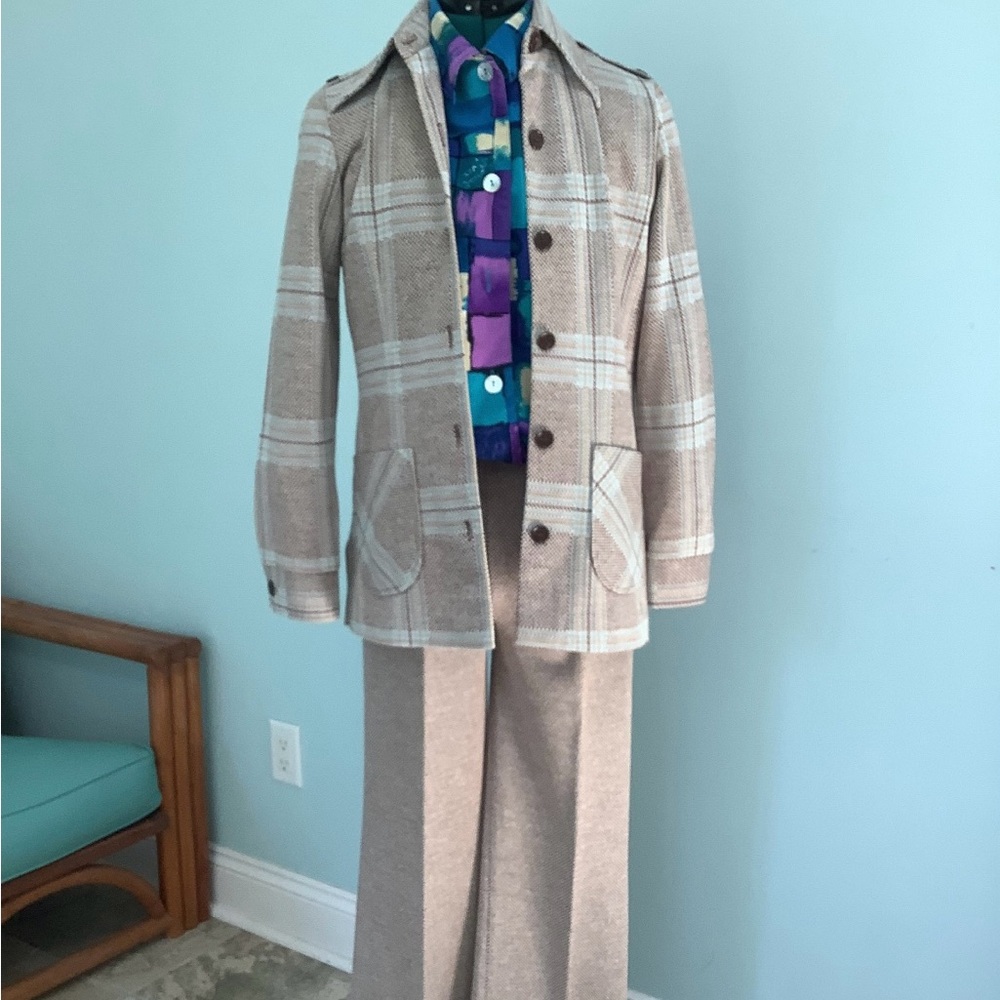 EUC vintage leisure suit for women.  Best fit for contemporary size 6-8.